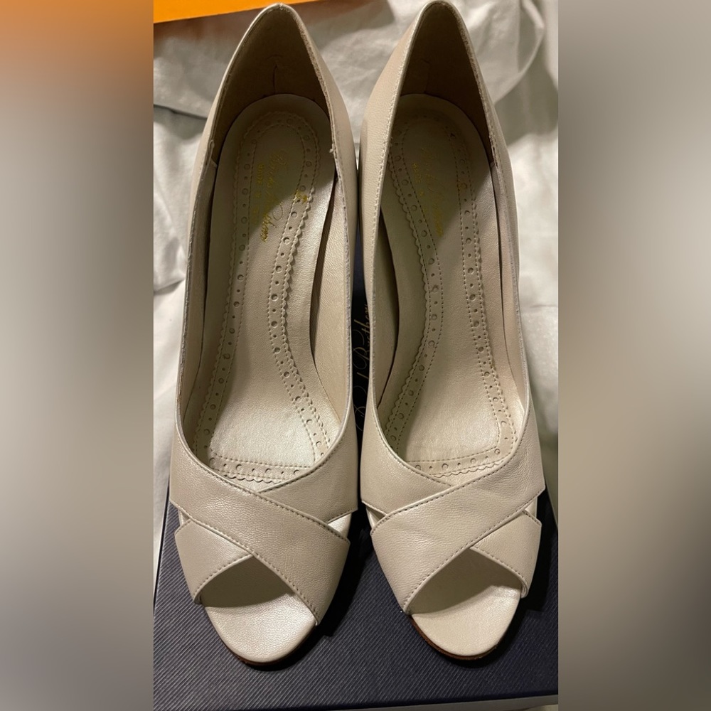 Brooks Brothers High Heels Pearl Size 6 1/2 new in box